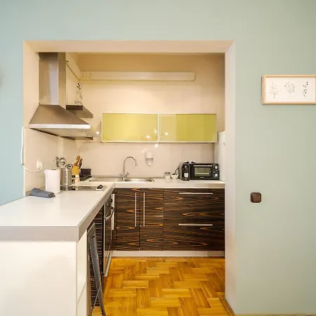 Cozy 1 Bdrm, Center, Solunska Near Vitoshka Street Lägenhet Sofia