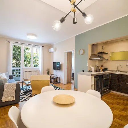 Cozy 1 Bdrm, Center, Solunska Near Vitoshka Street Apartamento